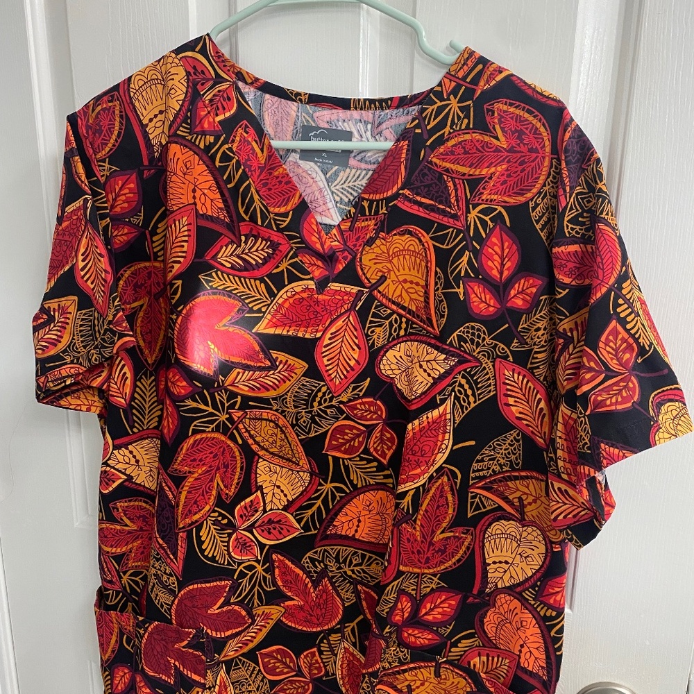 NWOT Butter-soft Originals Xl women’s scrub top